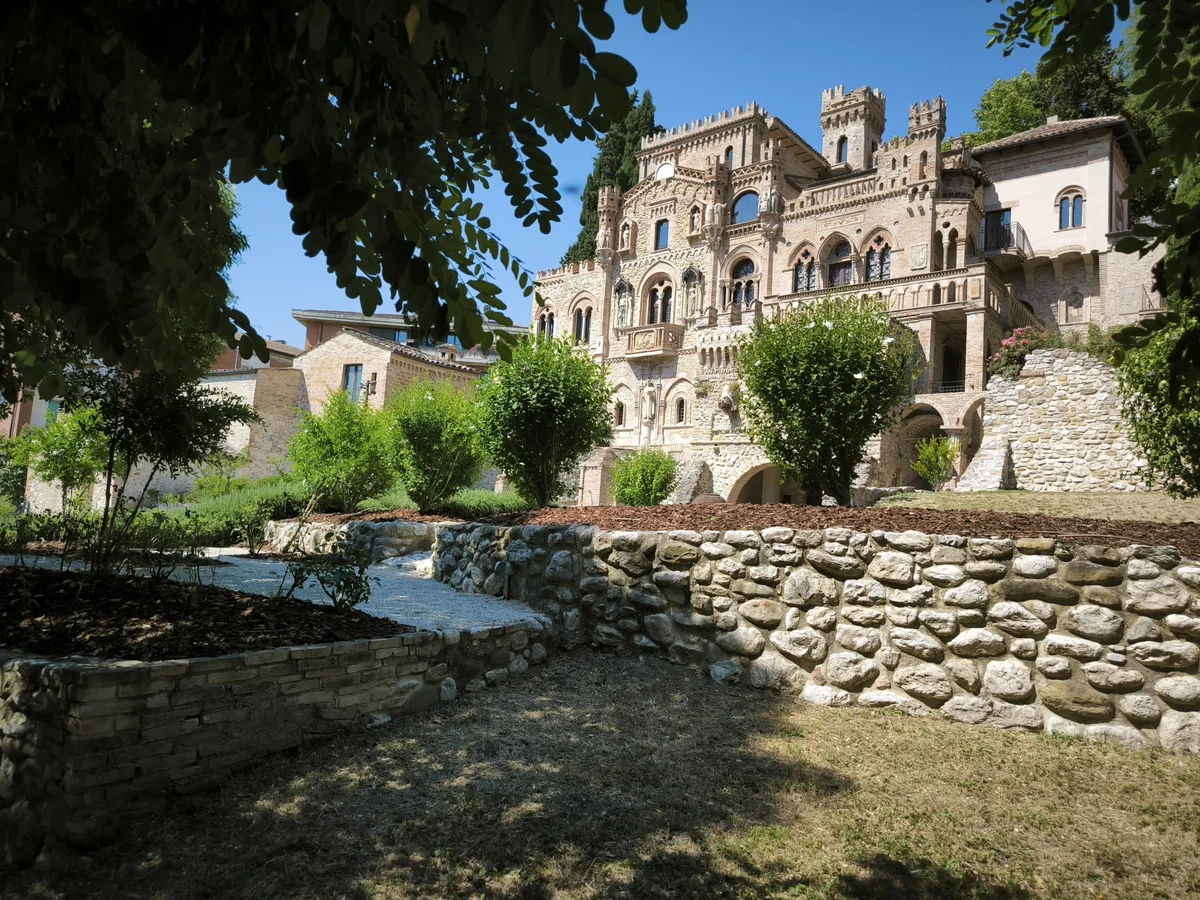 FOTO | Castello Della Monica, riqualificati anche il giardino e l'area esterna