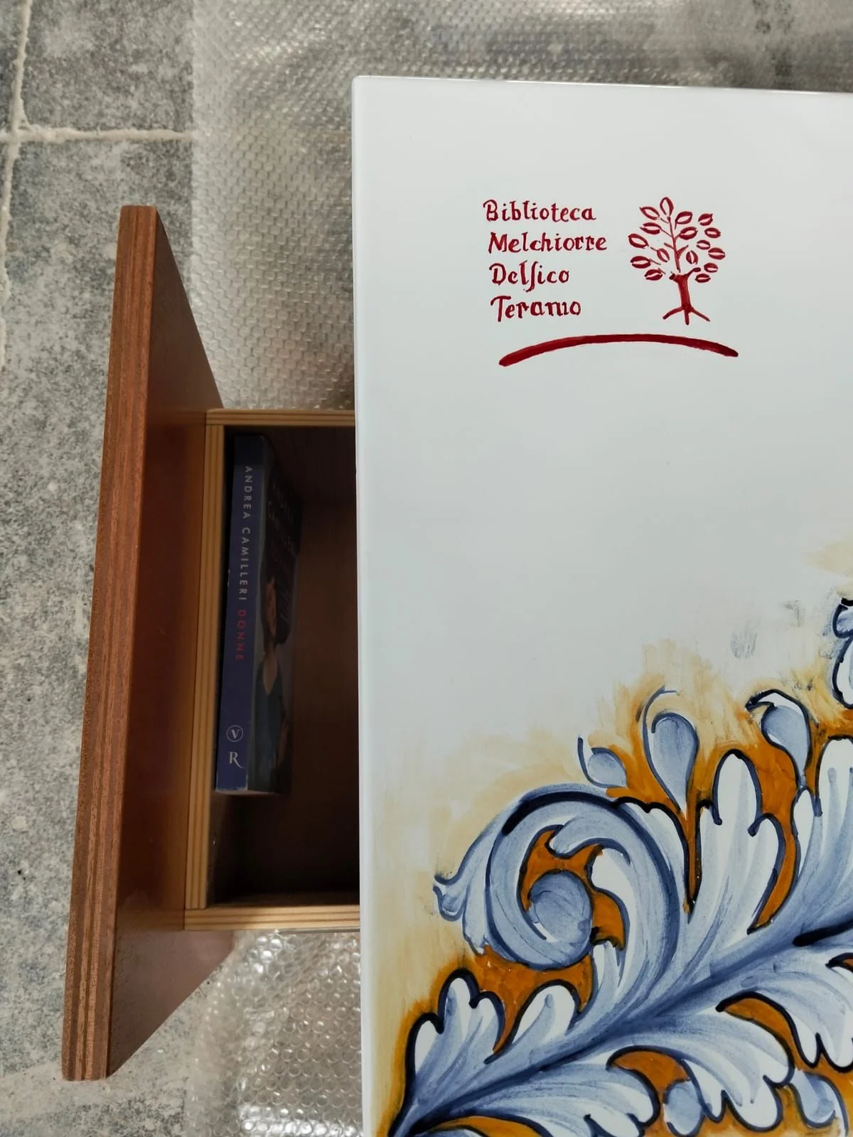 Una panchina letteraria in ceramica per la Biblioteca Delfico