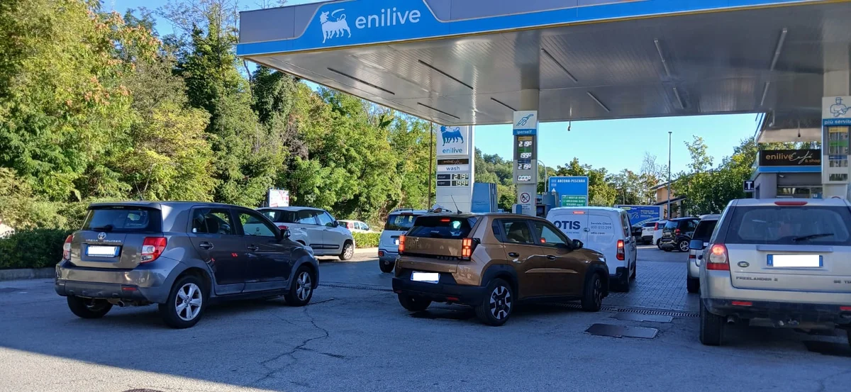 FOTO e VIDEO | Ribasso carburanti, lunghe code ai distributori