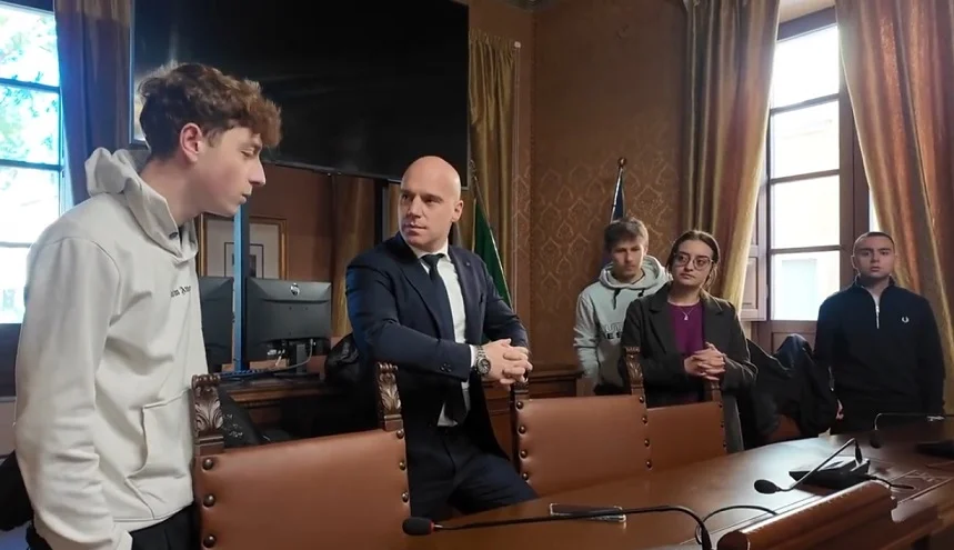 VIDEO | Contestazioni del "Delfico" e "Pascal", gli studenti a colloquio con D'Angelo