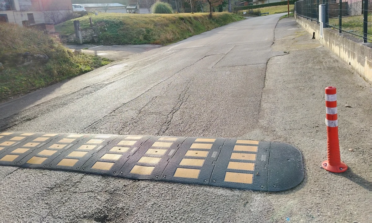 Isola del Gran Sasso, installati due dossi non conformi alla normativa