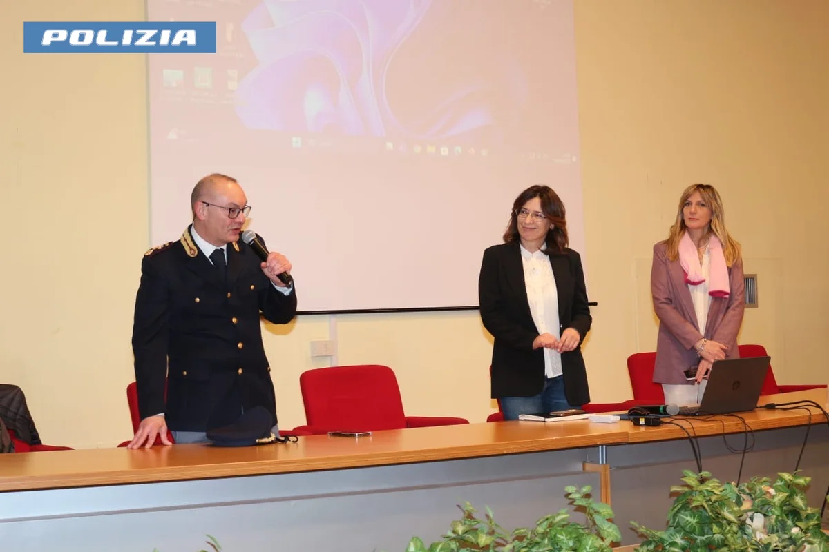 FOTO | Rispetto e violenza di genere, studenti a confronto a Teramo