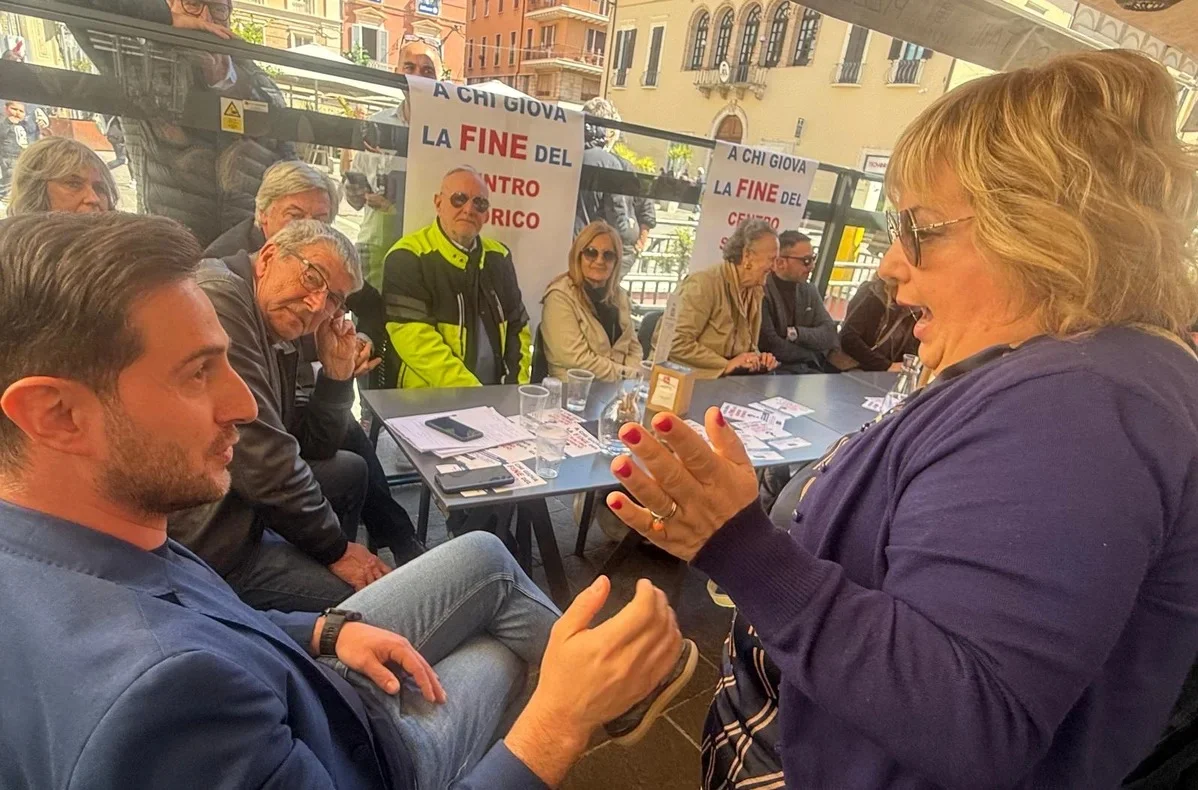 FOTO e VIDEO | Monta la protesta dei commercianti, ma la politica c'è