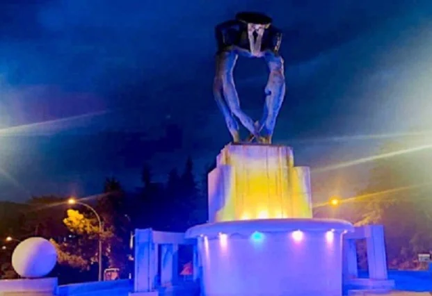 Fontana Luminosa con i colori dell'Ucraina per il quarto anniversario della guerra