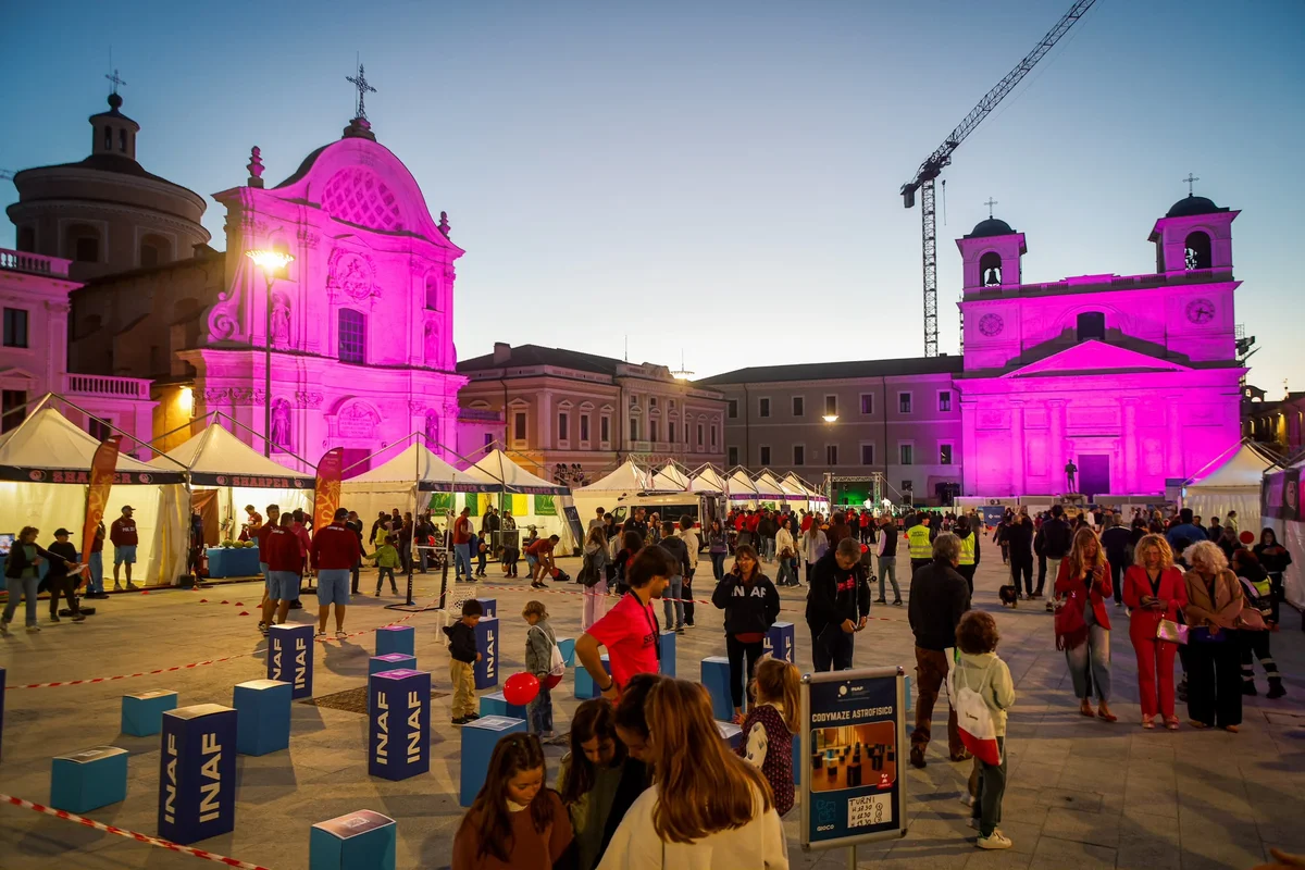 FOTO | Notte dei Ricercatori, il centro di L'Aquila si colora di fucsia