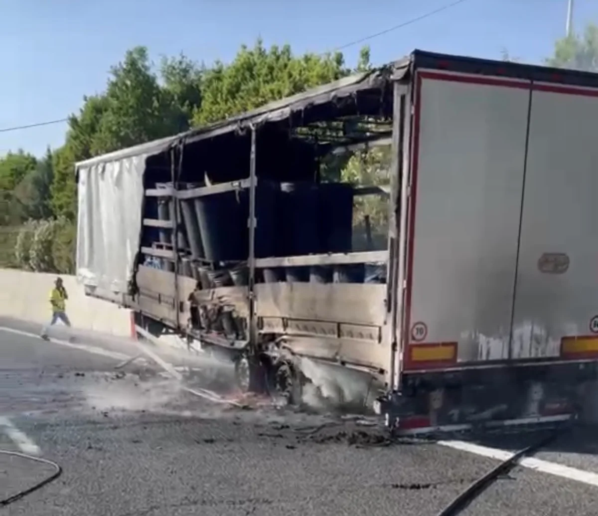 VIDEO | Camion in fiamme  sull’A14 a Roseto: traffico in tilt