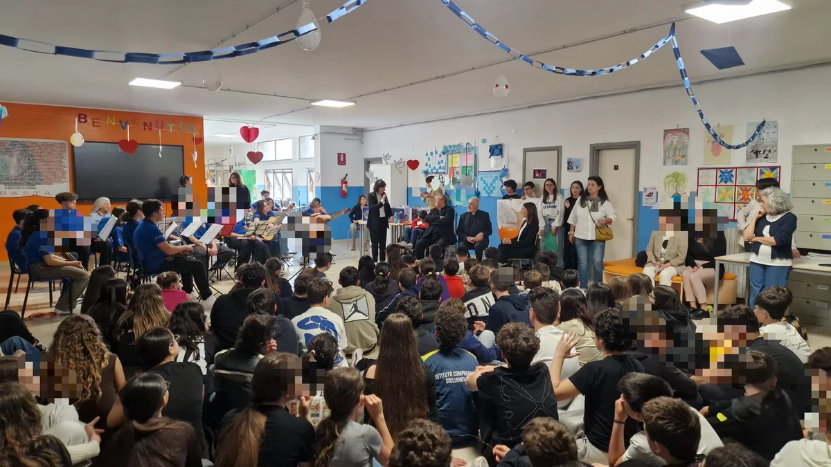 FOTO | Il Vescovo Leuzzi in visita alle scuole del quartiere Annunziata