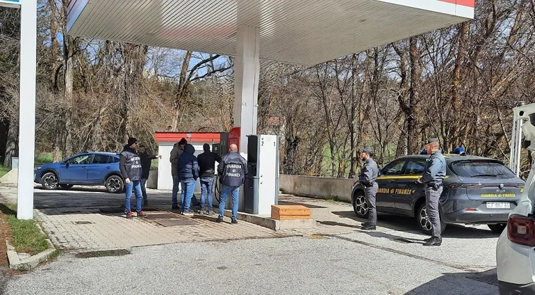 Caro carburante, controlli in un distributore con prezzi difformi da quelli indicati
