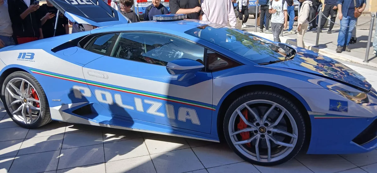 FOTO e VIDEO | La Lamborghini della Polizia a Teramo per il concorso sulla legalità