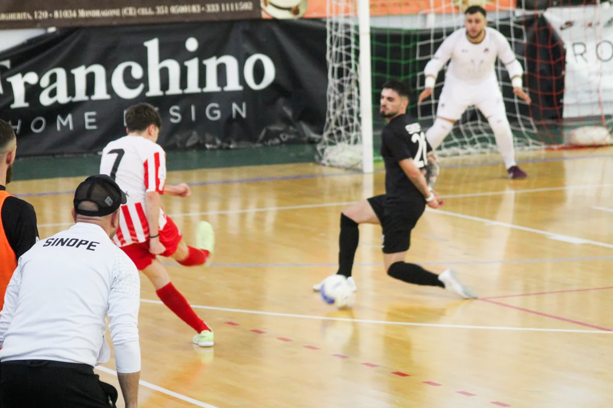 Calcio a 5 B: Lisciani Teramo ko a Mondragone, la capolista Sinope passa 6-2