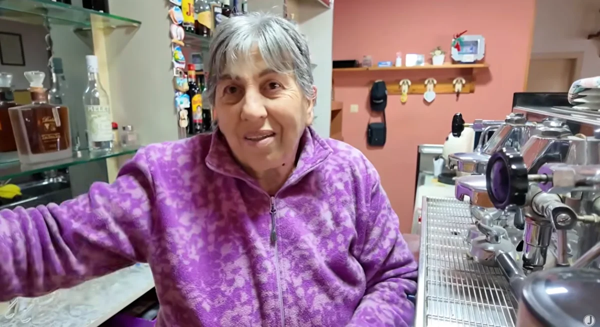 VIDEO | Cinquant'anni dietro al bancone: il Bar Osvaldo cuore di Altavilla