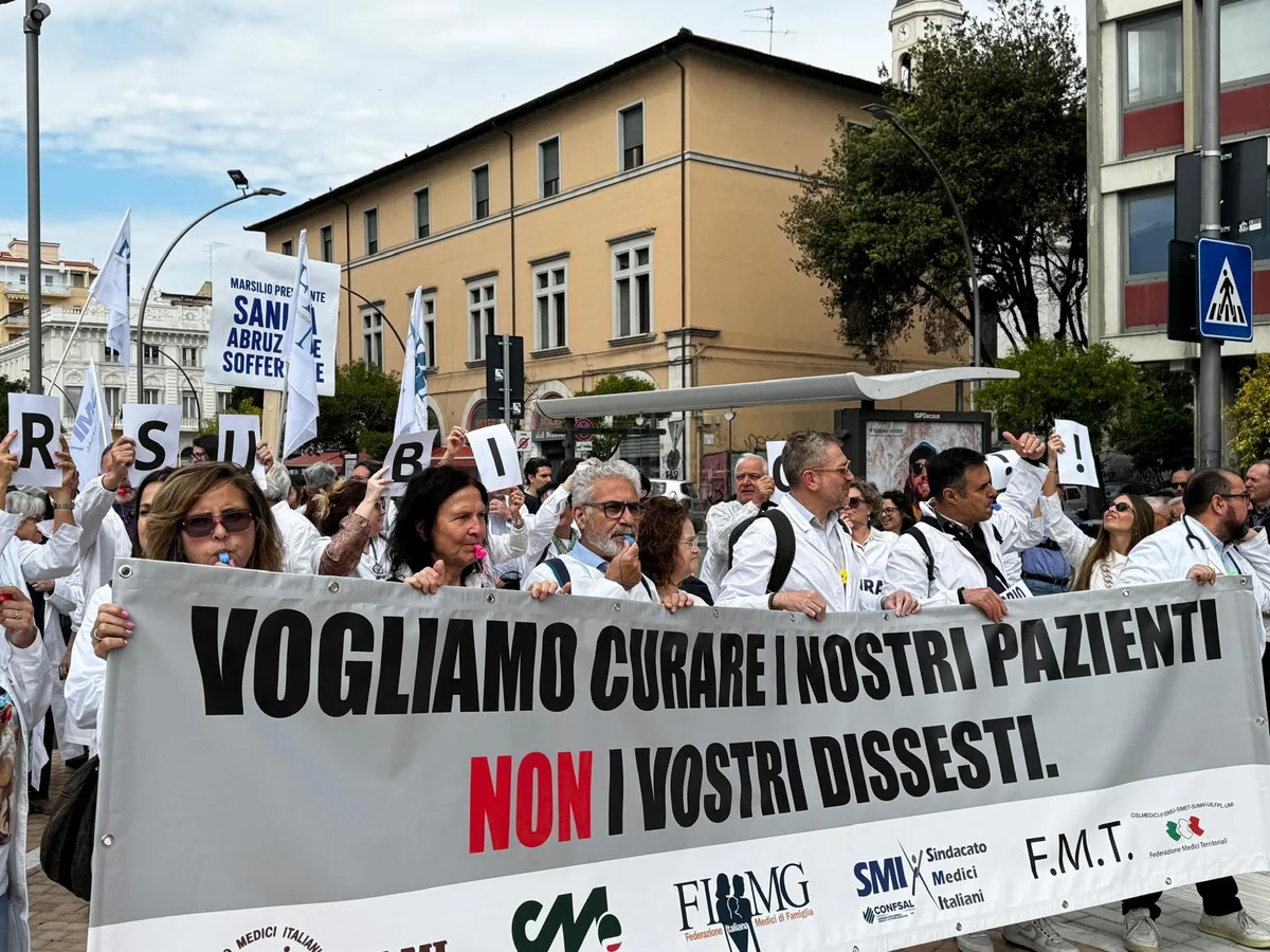 FOTO | La protesta di centinaia di medici di base davanti alla Regione