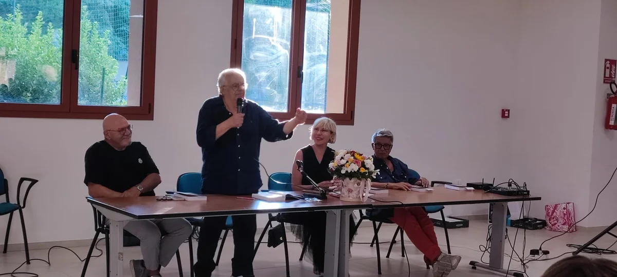 FOTO e VIDEO | "A spasso con i dinosauri", un viaggio semiserio nei ricordi di Nino Sorgi