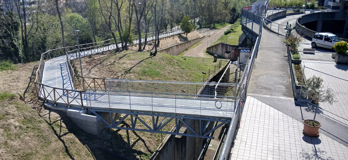 FOTO e VIDEO | Ultimati i lavori della nuova passerella tra il parcheggio San Francesco e il Parco fluviale