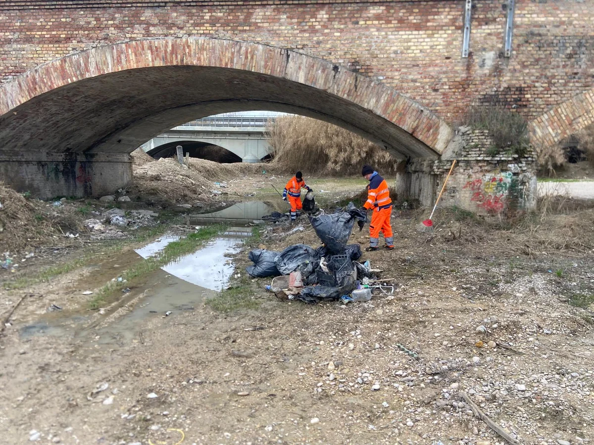 Ponte ferroviario sul Vomano: "scompare" una discarica abusiva