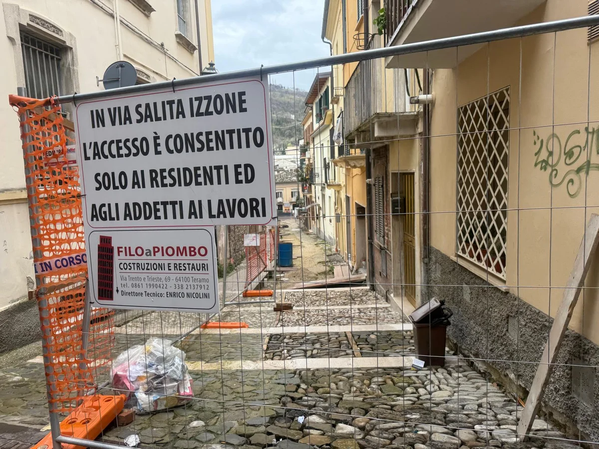 Salita Izzone, i lavori ancora fermi e la pazienza infinita dei residenti
