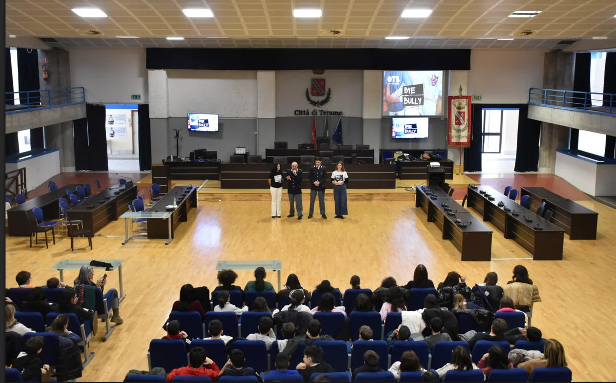 La Polizia di Stato contro il bullismo: incontro a Teramo con 100 studenti