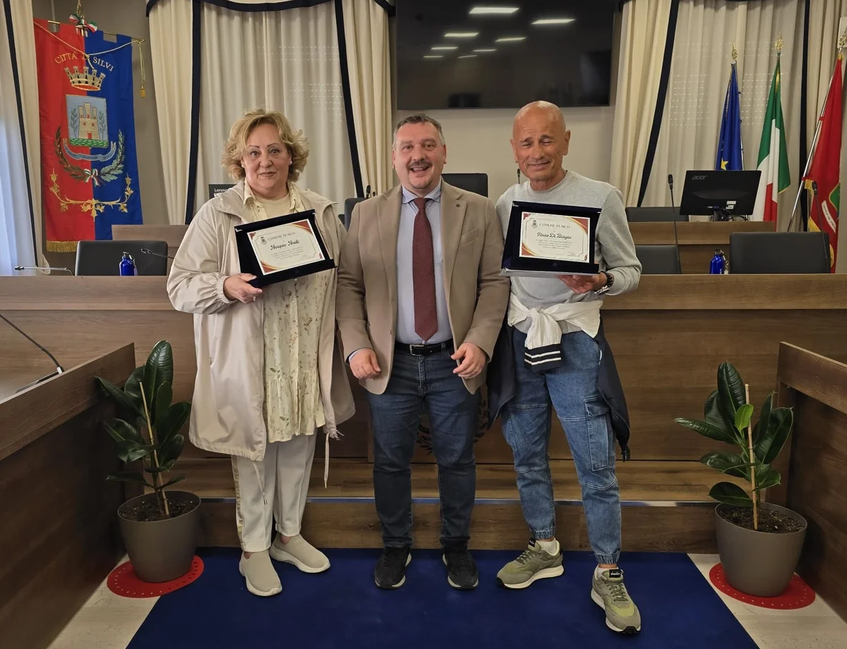 Silvi, attestato di benemerenza del sindaco Scordella ai neo pensionati Anna Pia Amelii e Rocco Di Biagio