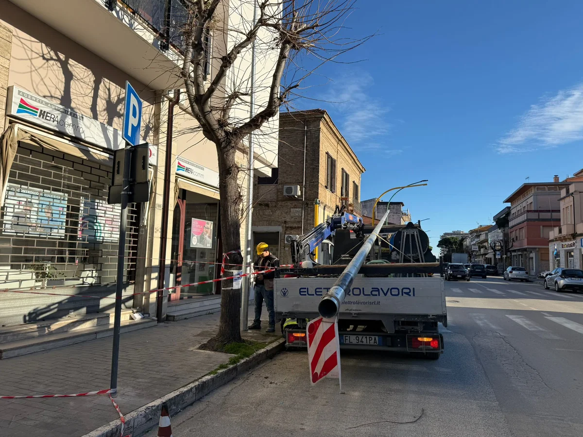 Al via sostituzione dei pali della luce ammalorati: si parte da Roseto città e Cologna Spiaggia