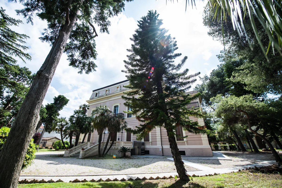 L’arte torna ad animare la Villa Comunale di Roseto: doppio appuntamento espositivo tra maggio e giugno