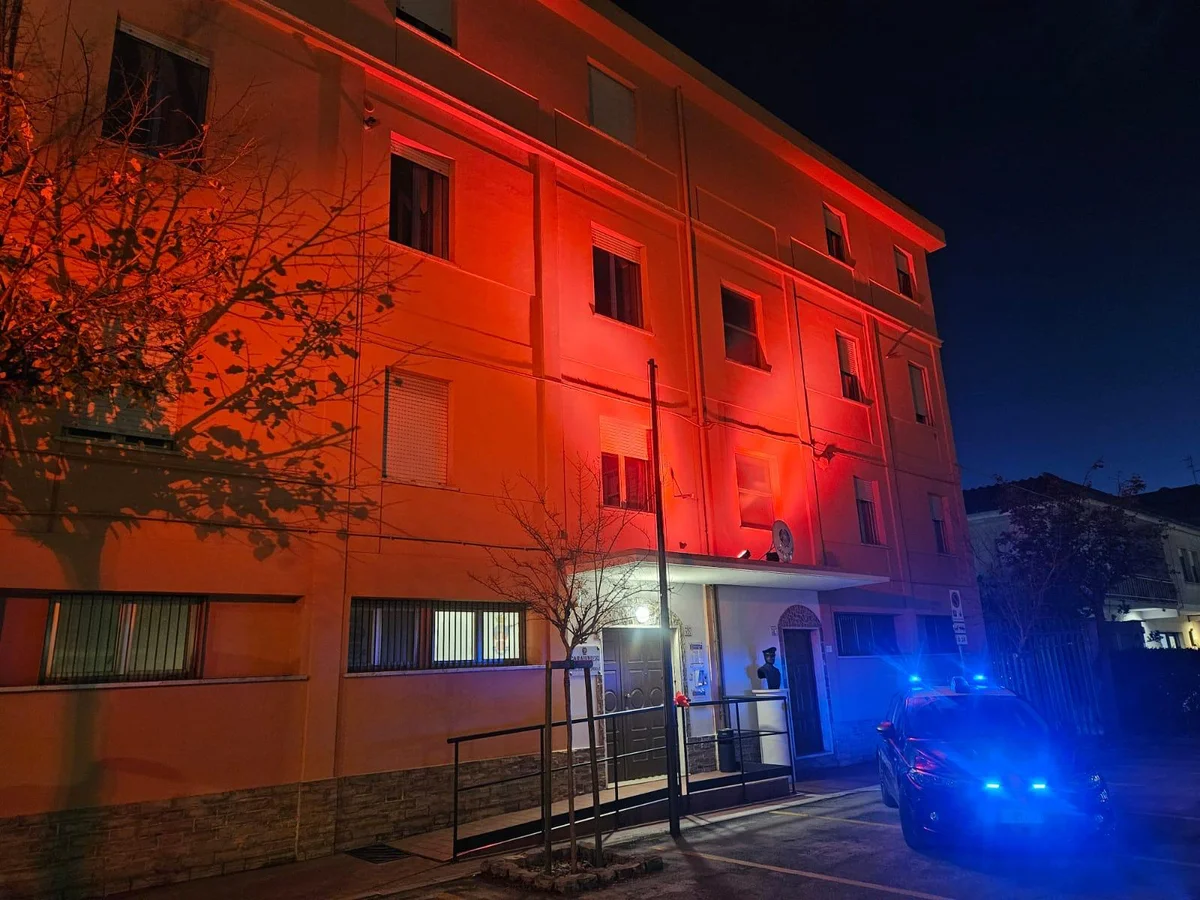 Sant'Omero, ubriaco prova a bloccare pullman della Tua e poi aggredisce carabinieri: arrestato