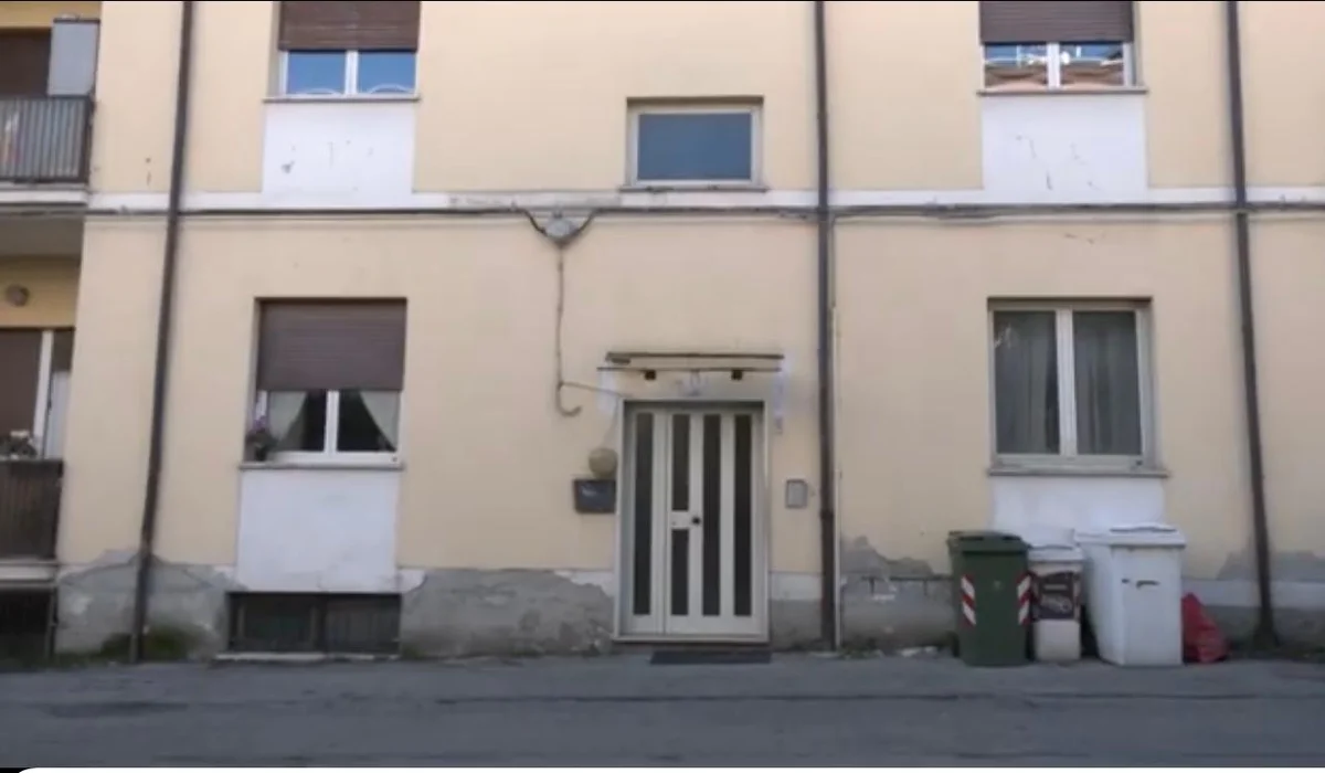 VIDEO | Palazzina inagibile? Intanto restateci...