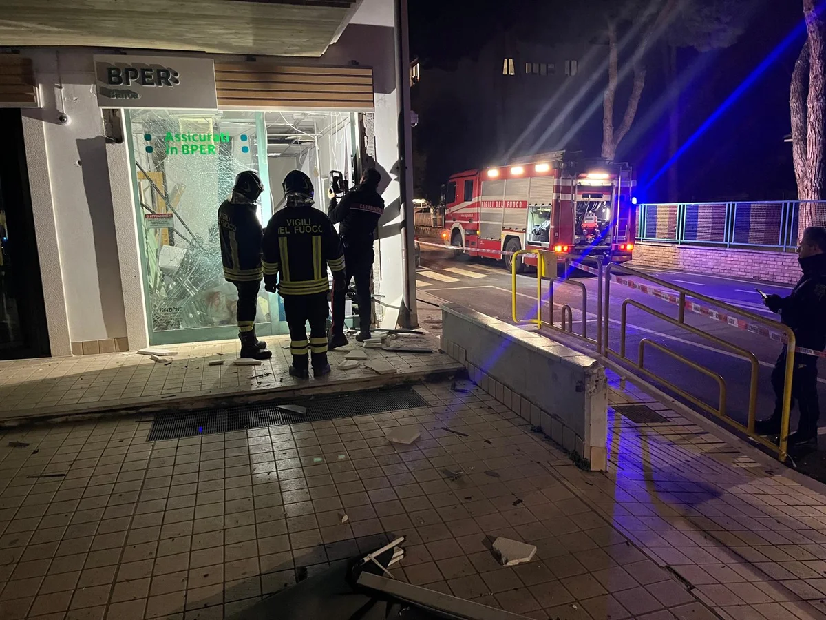 VIDEO | Esplosione nella notte a Pineto, asportano sportello bancomat: portati via oltre 26.000 euro
