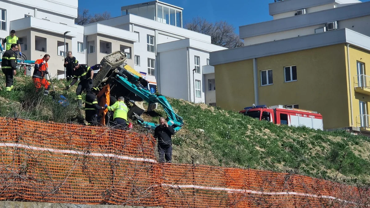FOTO | Teramo, si ribalta col mini escavatore: operaio in pronto soccorso