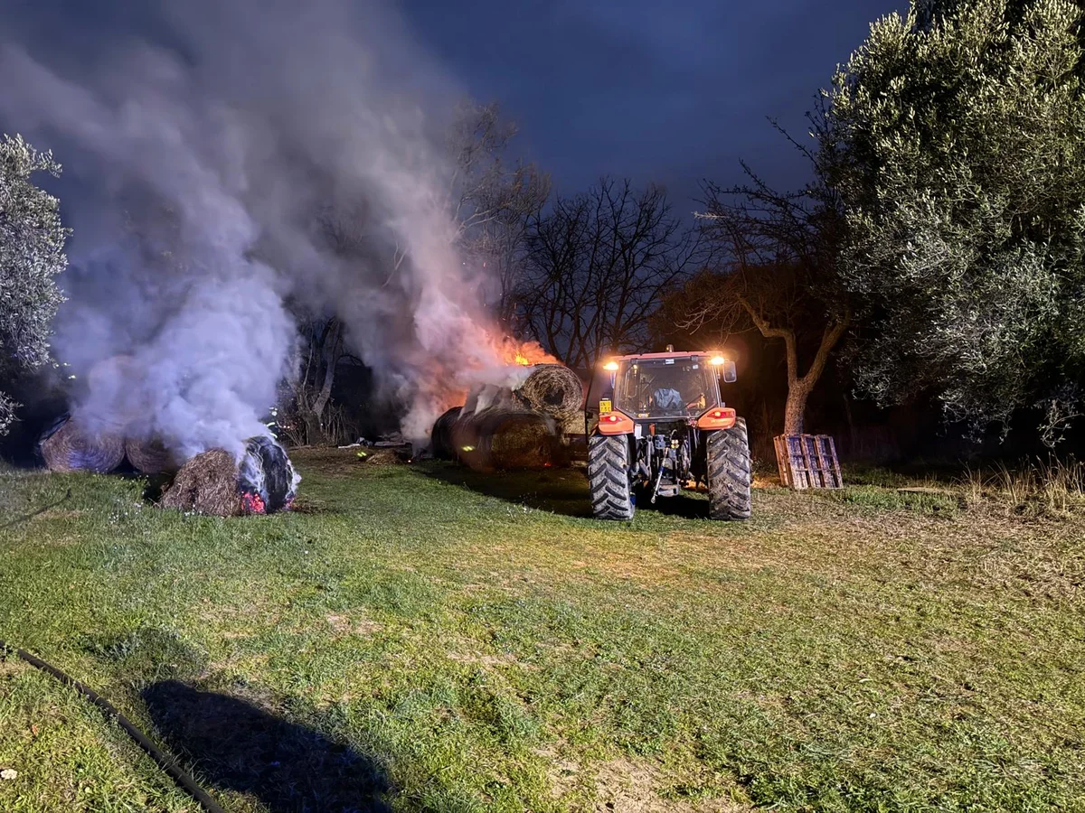 Incendio a Colleatterrato Basso: a fuoco 15 rotoballe a ridosso del Cpo