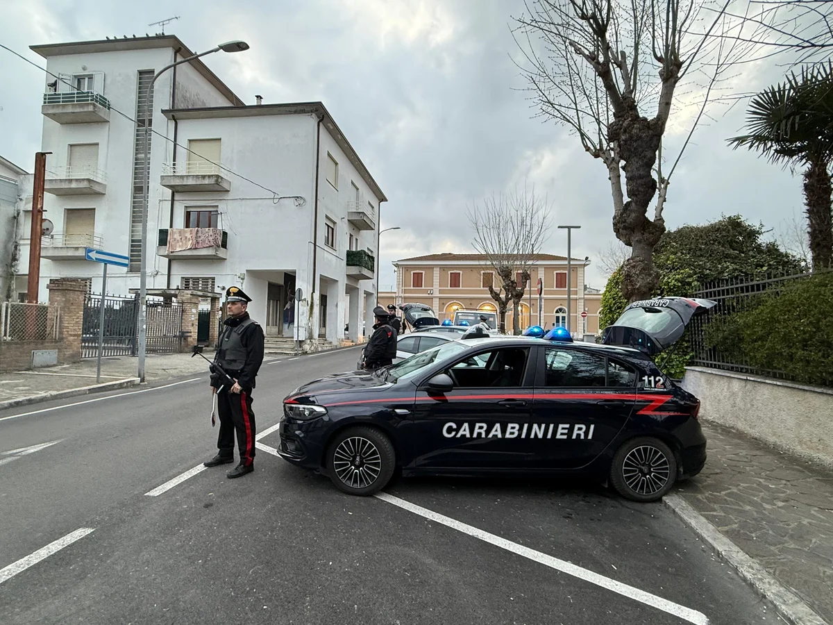 FOTO | Raggirano anziana nel parcheggio del Jumbo rubandole borsa, poi prelevano soldi: denunciati