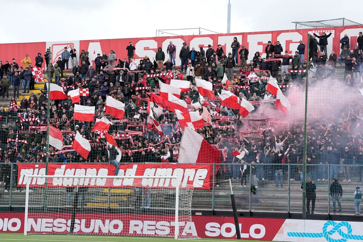 Calcio D/F, a L'Aquila in 600: è passione biancorossa