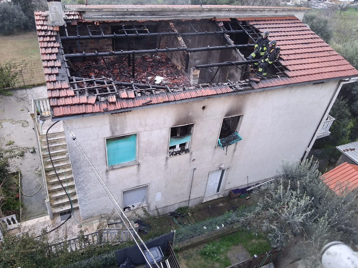 FOTO | Incendio in un'abitazione di Tortoreto, coppia incolume: cane deceduto