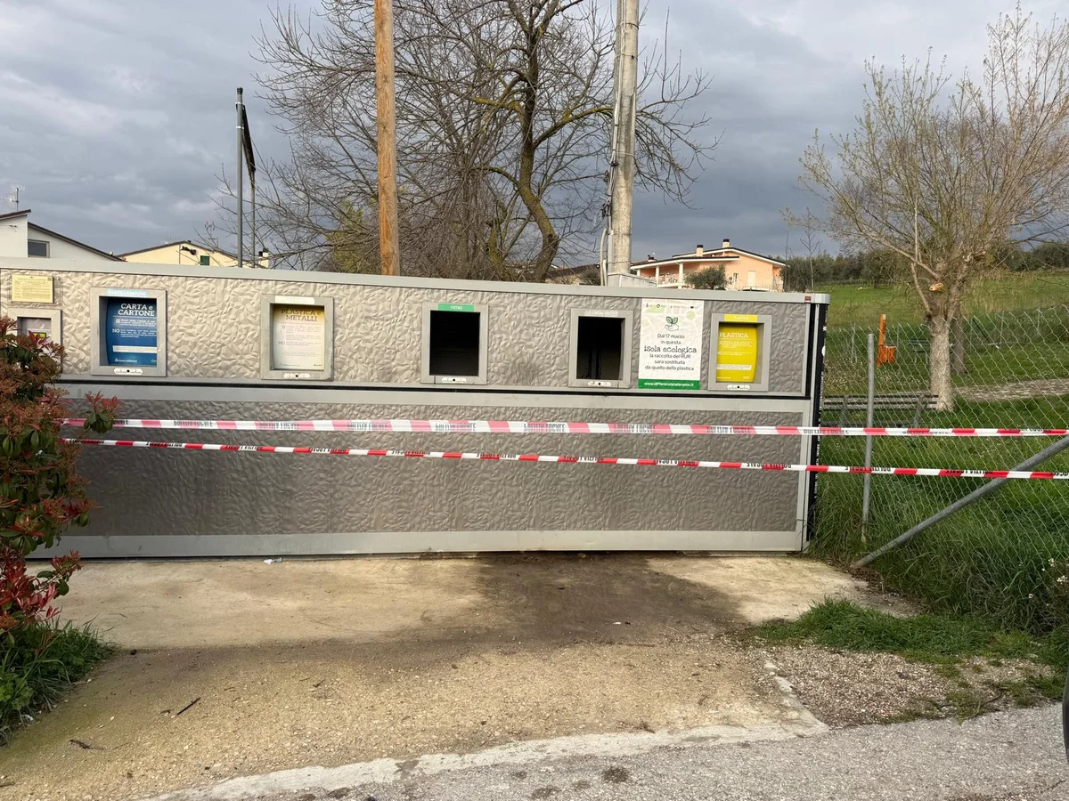 FOTO | Incendiata l'isola ecologica di Nepezzano