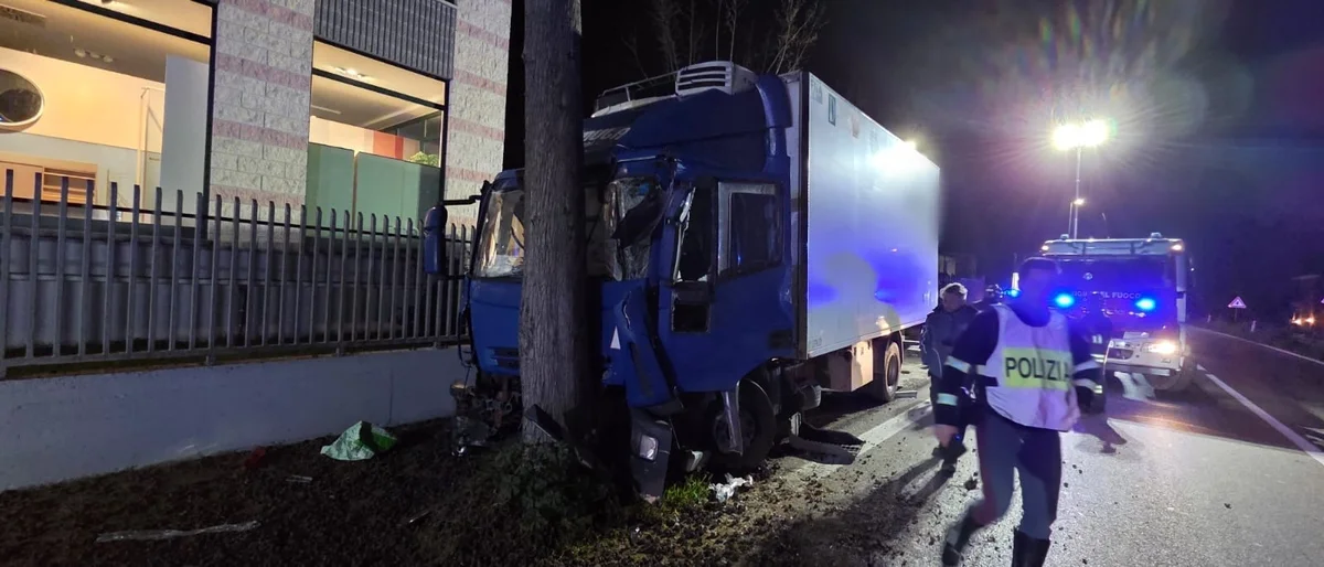Camion frigo a fuoco: incidente lungo la Ss 16