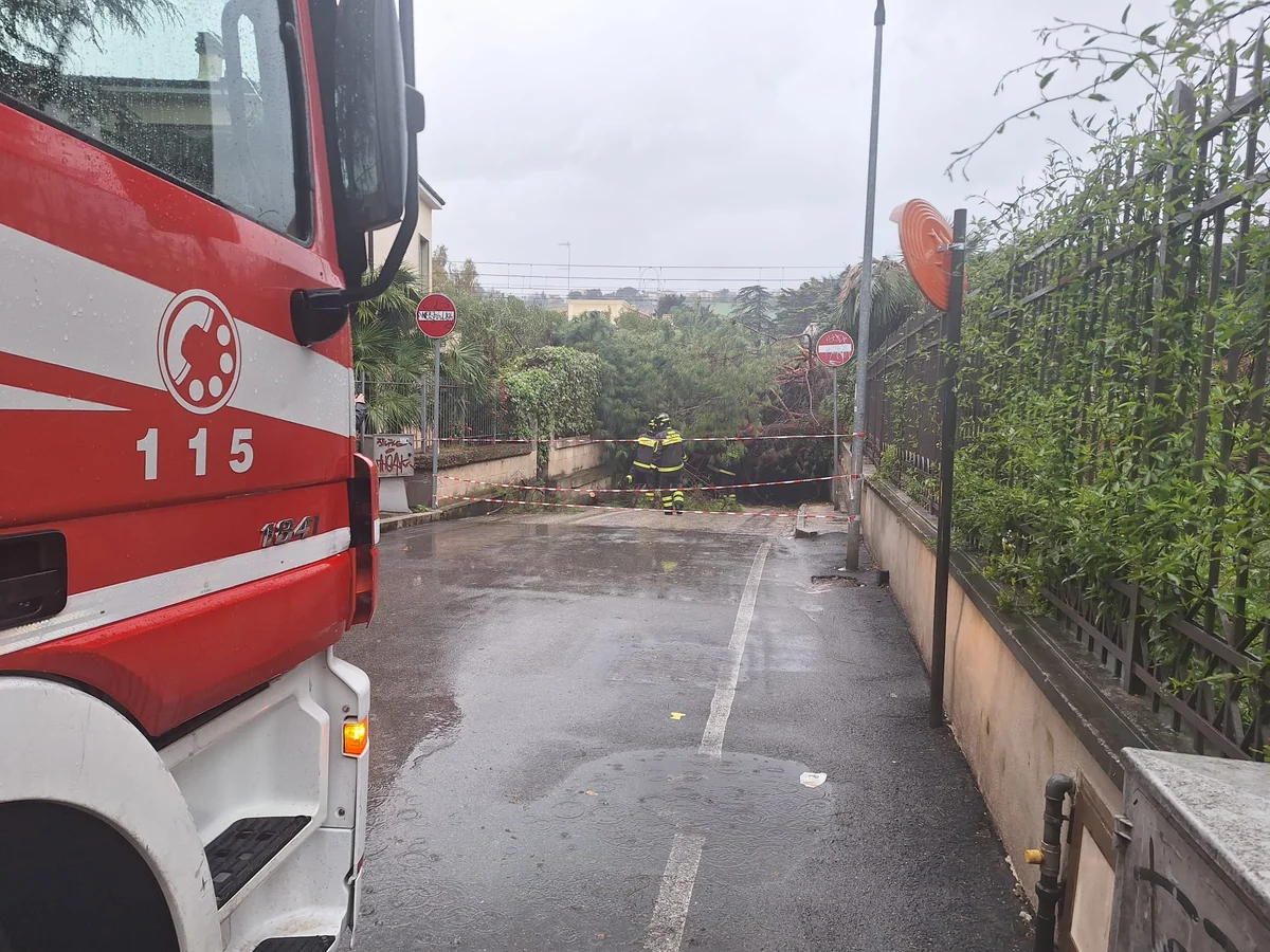 Maltempo, oltre 30 interventi dei Vigili del Fuoco: frana in via Ischia a Silvi. Evacuate 11 persone