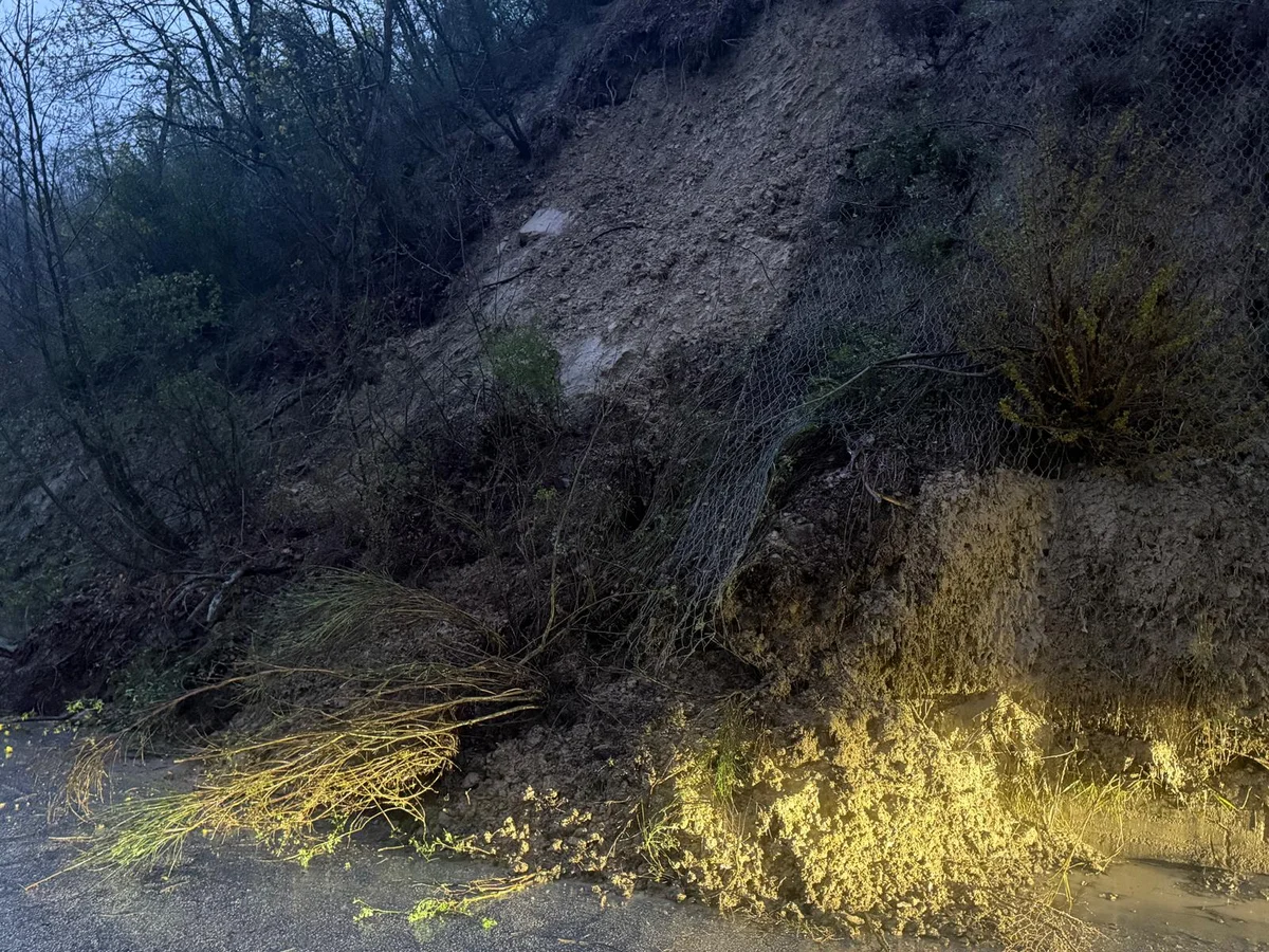 Maltempo a Teramo:  smottamento sulla sp 50  in loc.  Pantaneto. La situazione sulle strade provinciali