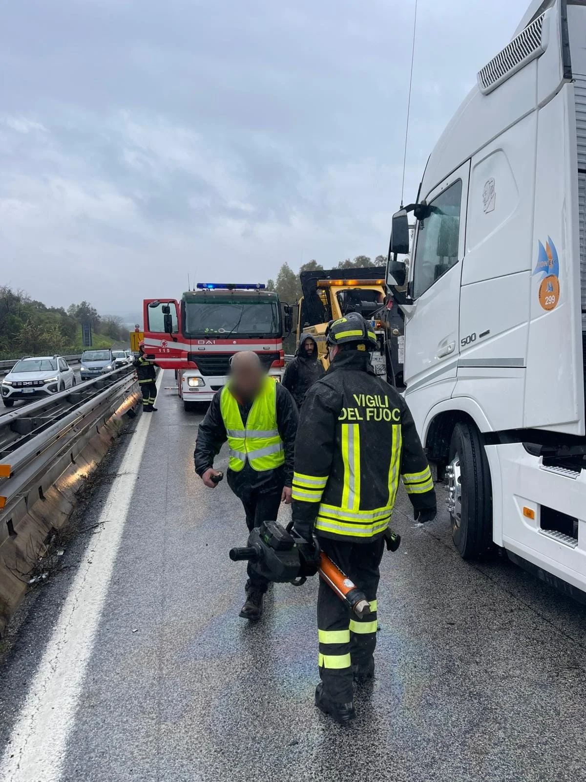 Incidente in A14 tra un camion e un autoarticolato: un ferito grave