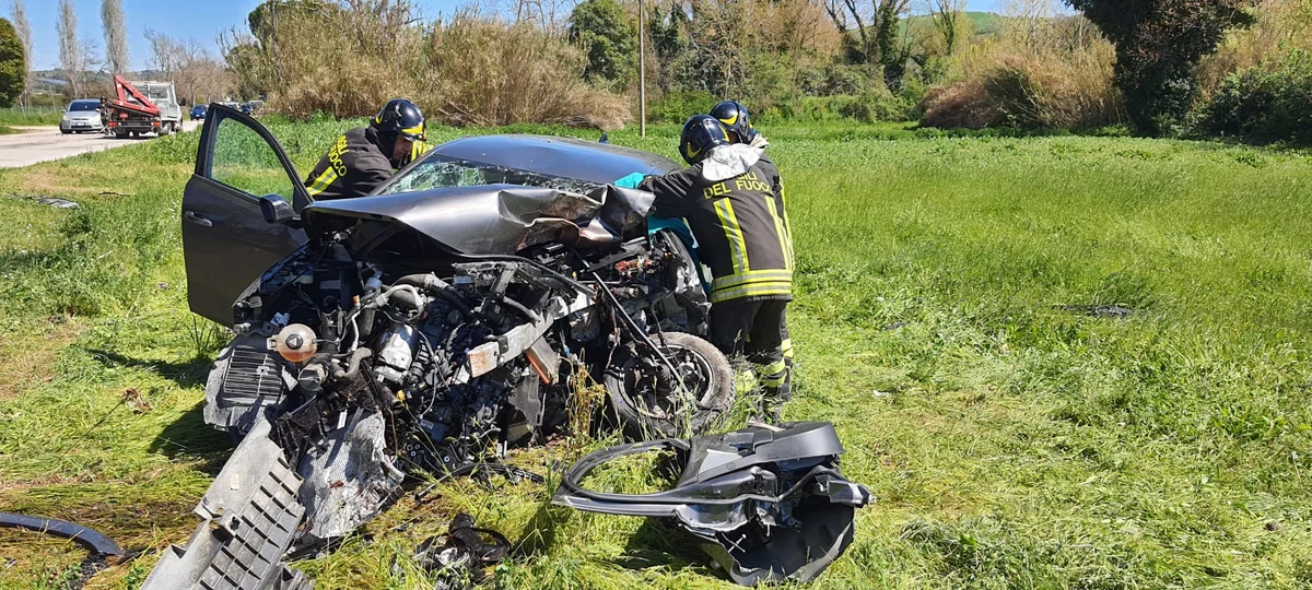 Fuori strada con l'auto e contro un albero: in due al Mazzini in gravi condizioni