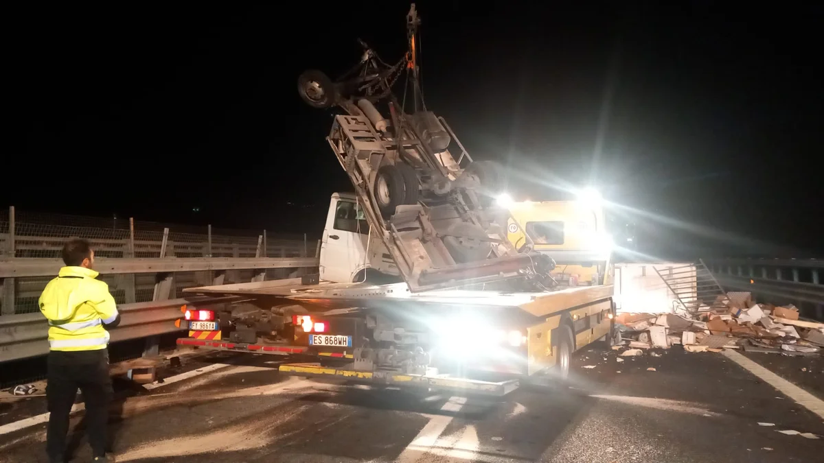 VIDEO | Incidente in A24 tra Carestia e Collurania: furgone contro pullman e poi si ribalta