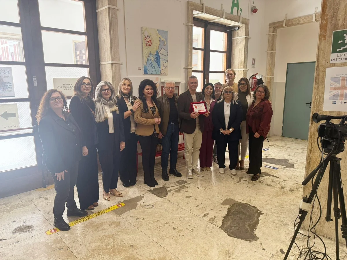 FOTO | Una panchina rossa per ricordare Melania Rea e le vittime di femminicidio