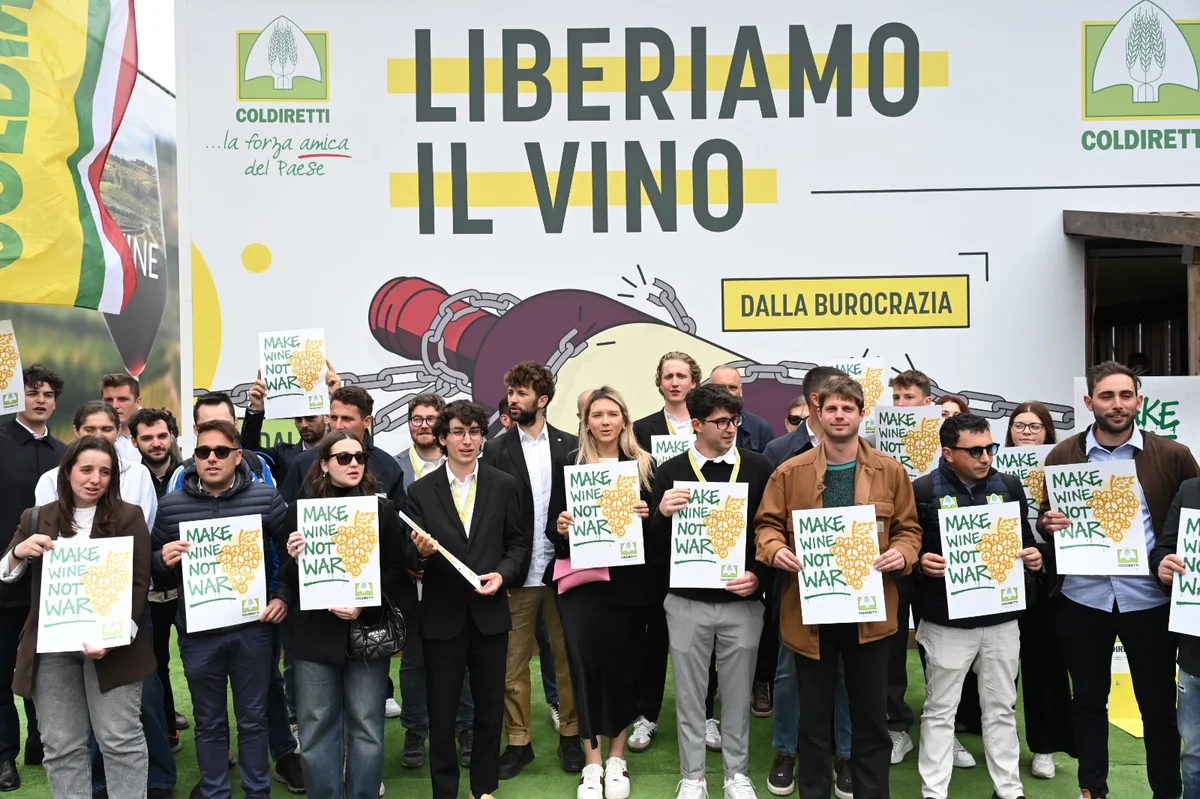 FOTO | “Make wine, not war”, al Vinitaly il flash mob dei giovani della Coldiretti