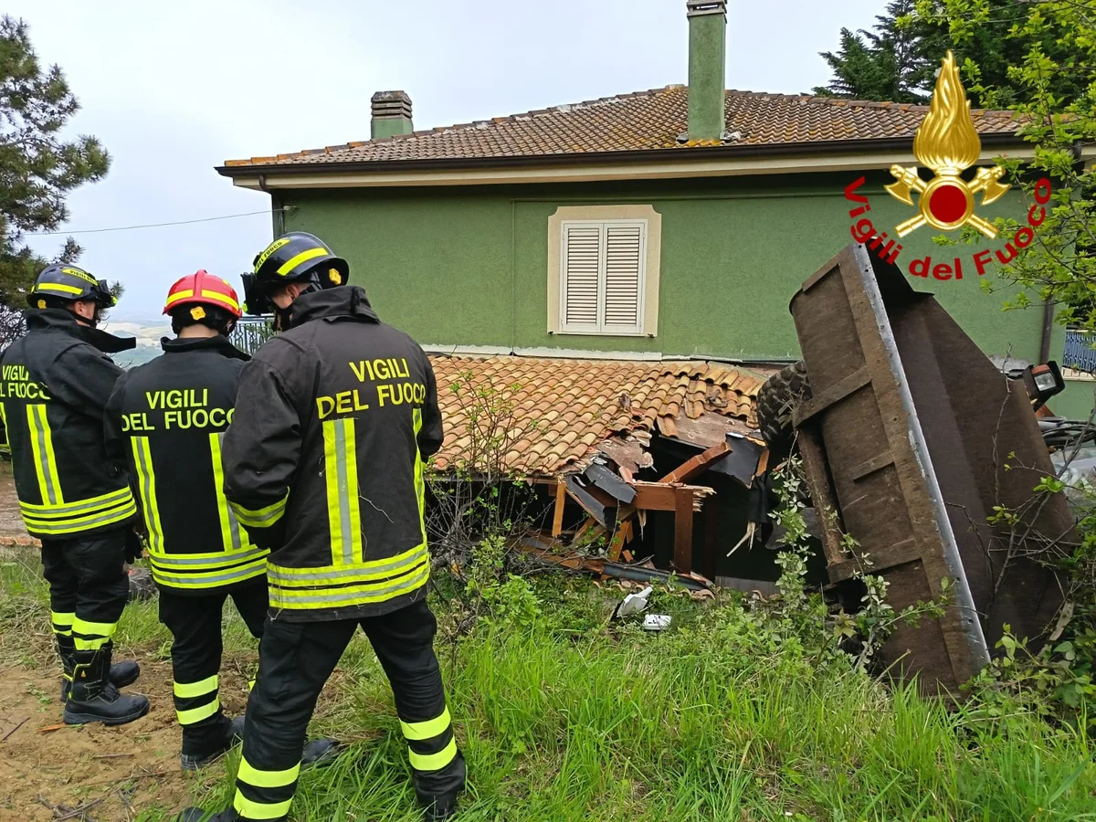 FOTO | Atri, perde il controllo del mezzo e finisce contro un'abitazione