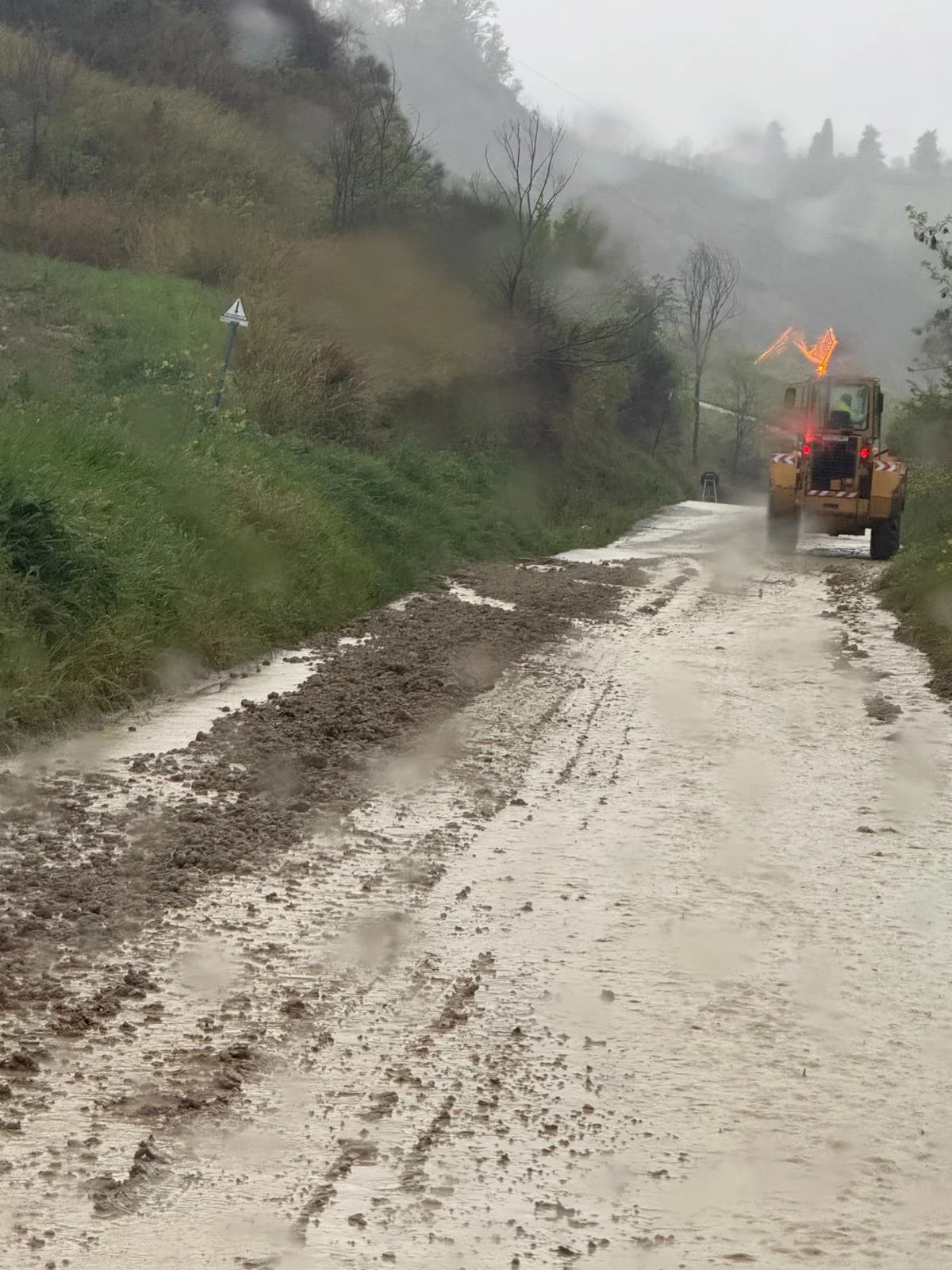 FOTO | Maltempo, frane e allagamenti a Carapollo: situazione critica