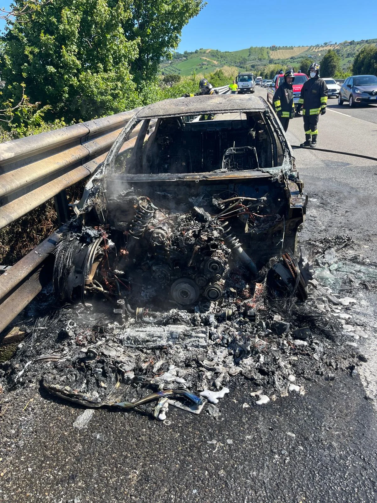 FOTO | Auto in fiamme sull'A14: salvo conducente
