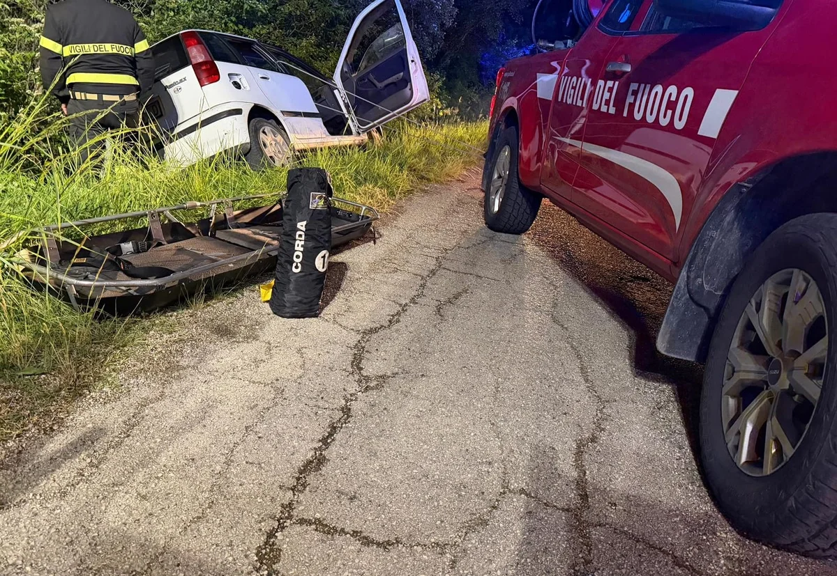 Auto fuori strada, 65enne sbalzato fuori dall'abitacolo finisce tra i rovi: ricoverato in Ospedale