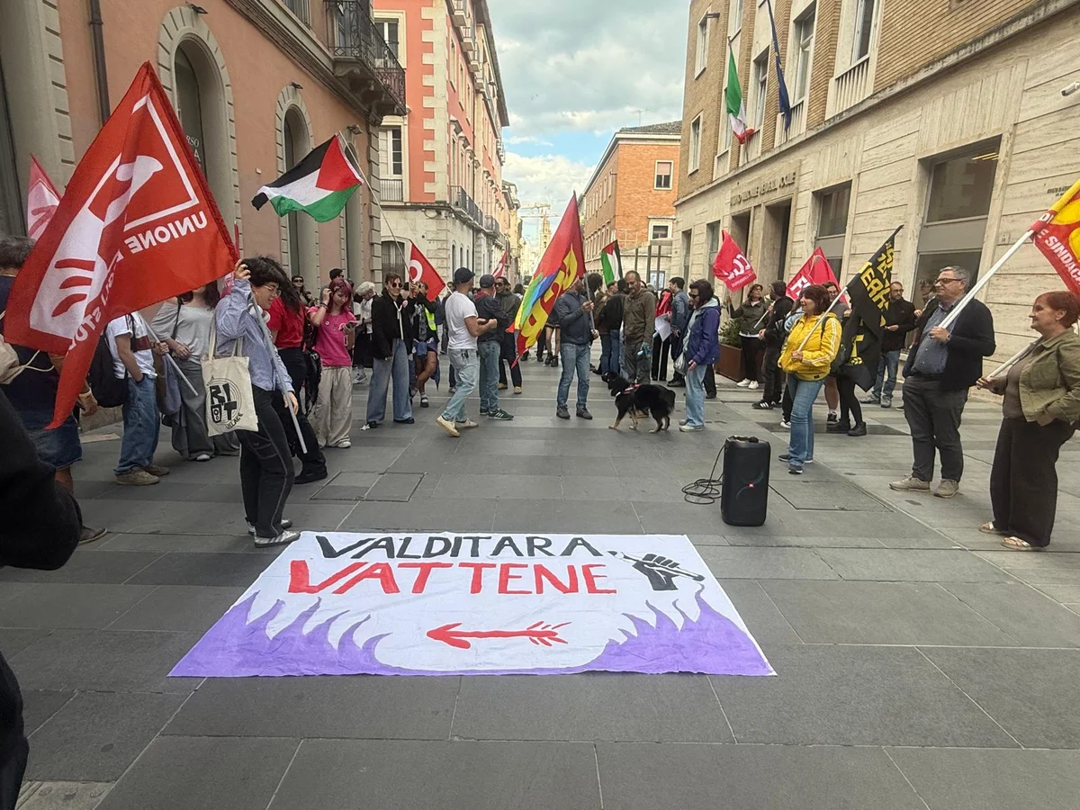 FOTO e VIDEO | Valditara vattene, la protesta di studenti e Cgil contro il ministro: "La scuola non è un addestramento"