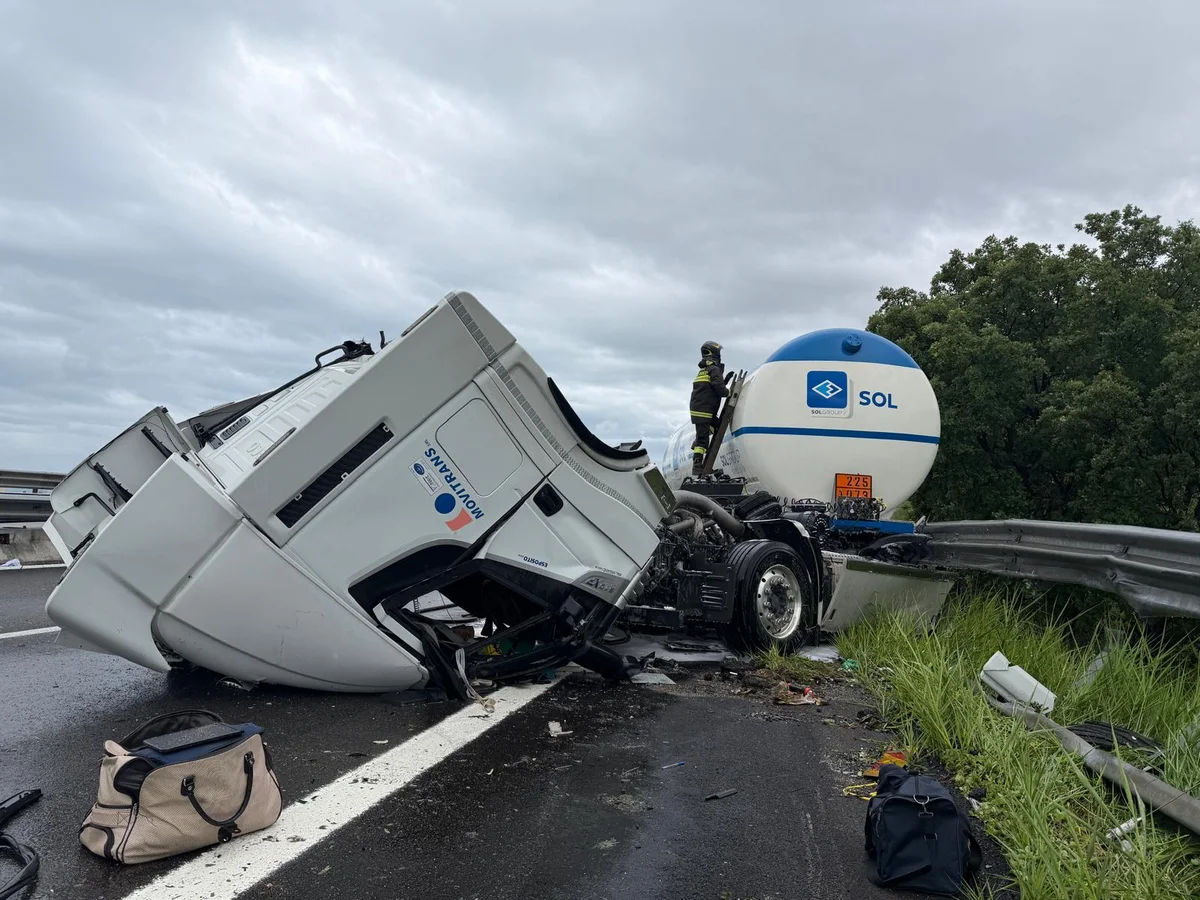 FOTO e VIDEO | Autocisterna contro il guardrail a Silvi, ferito l'autista