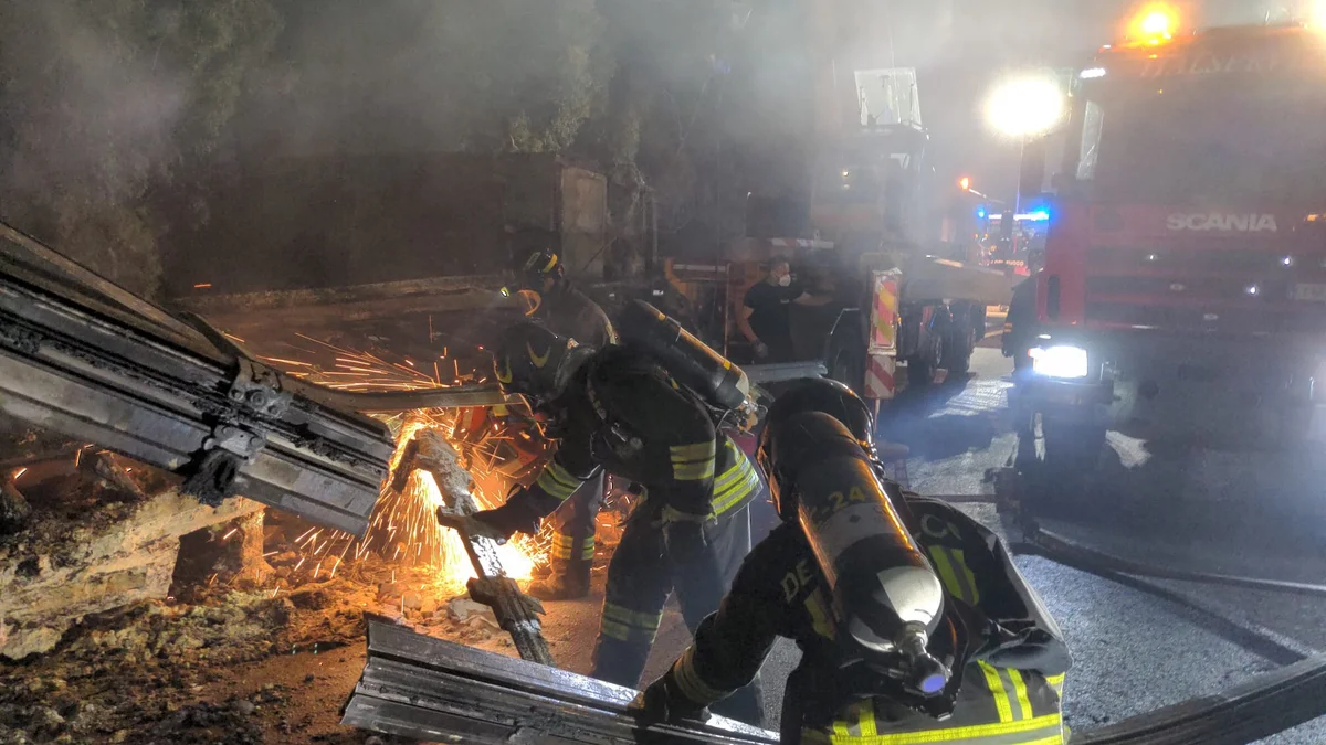 FOTO e VIDEO | Camion a fuoco in A14, salvo autista: traffico in tilt