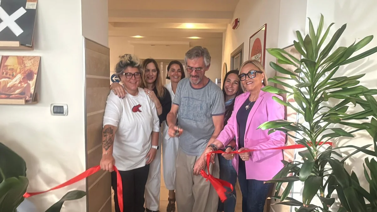FOTO e VIDEO | Clet a Pineto, le sue incursioni contro l'ordine: "La mia arte è per gente semplice"