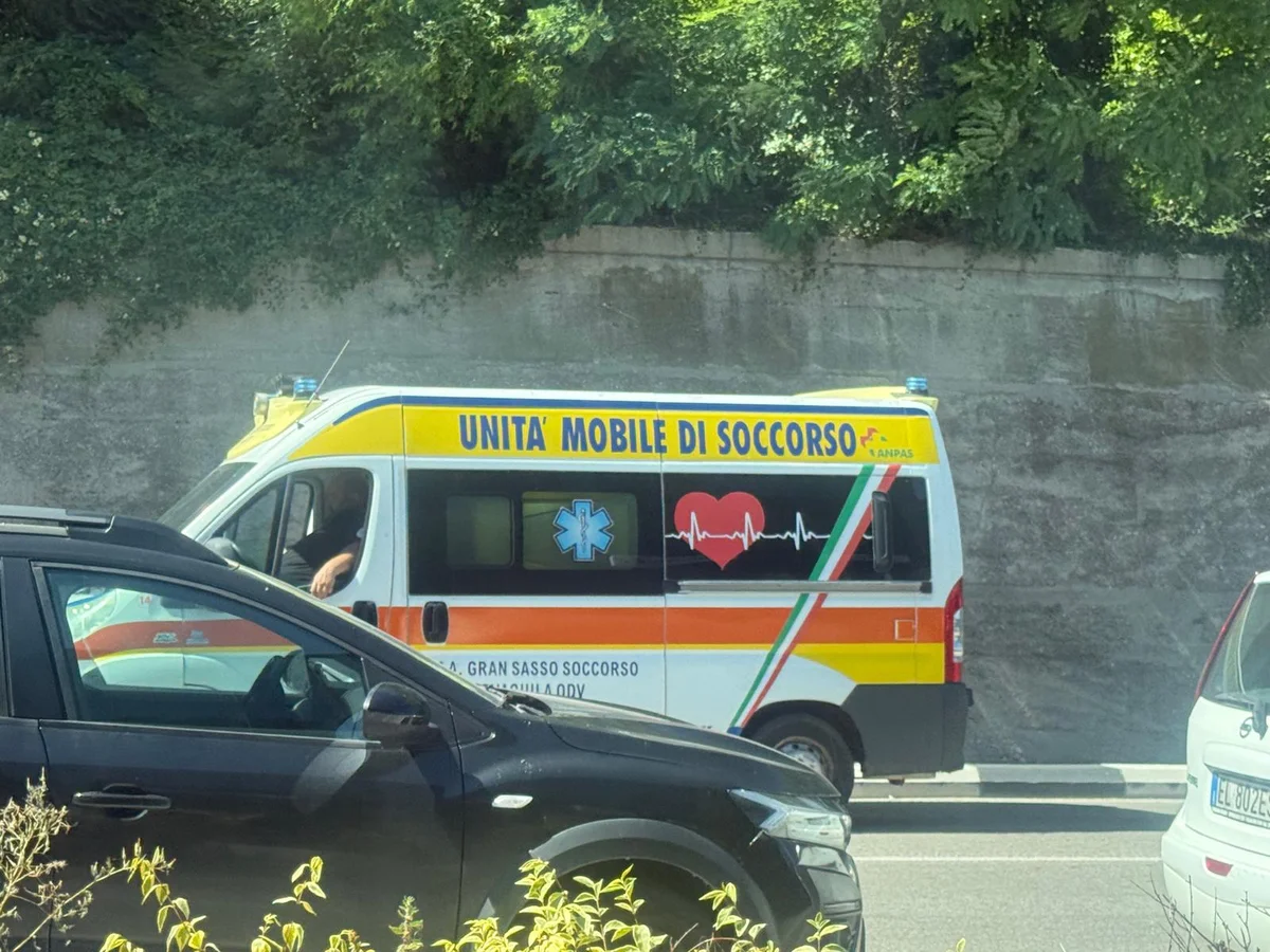 Ambulanza ferma su via Po manda il traffico in tilt